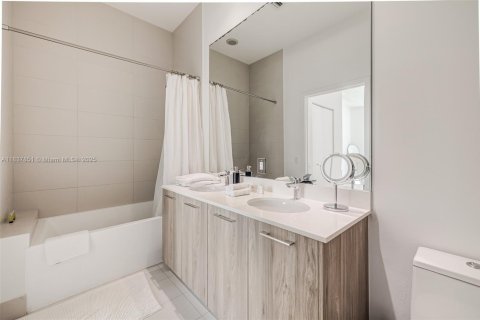 Condo in Miami, Florida, 1 bedroom  № 1823572 - photo 19