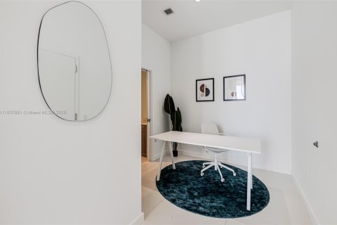 Condo in Miami, Florida, 1 bedroom  № 1823572 - photo 24