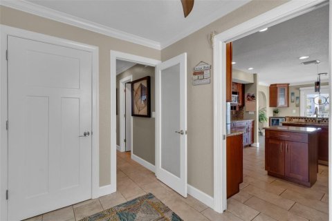 House in Treasure Island, Florida 3 bedrooms, 217.39 sq.m. № 1614995 - photo 7