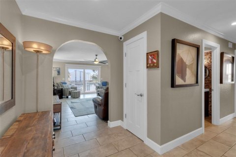 House in Treasure Island, Florida 3 bedrooms, 217.39 sq.m. № 1614995 - photo 6