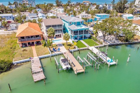 House in Treasure Island, Florida 3 bedrooms, 217.39 sq.m. № 1614995 - photo 5