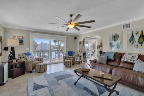 House in Treasure Island, Florida 3 bedrooms, 217.39 sq.m. № 1614995 - photo 11