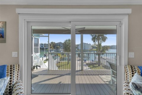 House in Treasure Island, Florida 3 bedrooms, 217.39 sq.m. № 1614995 - photo 29