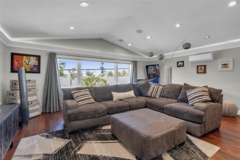 House in Treasure Island, Florida 3 bedrooms, 217.39 sq.m. № 1614995 - photo 8