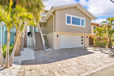 House in Treasure Island, Florida 3 bedrooms, 217.39 sq.m. № 1614995