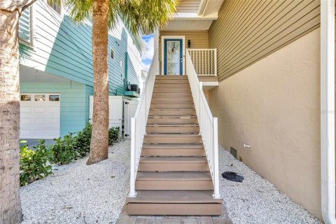 House in Treasure Island, Florida 3 bedrooms, 217.39 sq.m. № 1614995 - photo 2