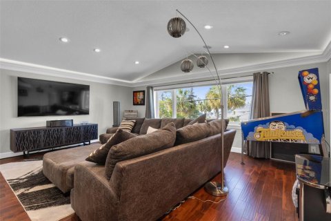 House in Treasure Island, Florida 3 bedrooms, 217.39 sq.m. № 1614995 - photo 9