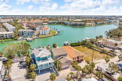 House in Treasure Island, Florida 3 bedrooms, 217.39 sq.m. № 1614995 - photo 4