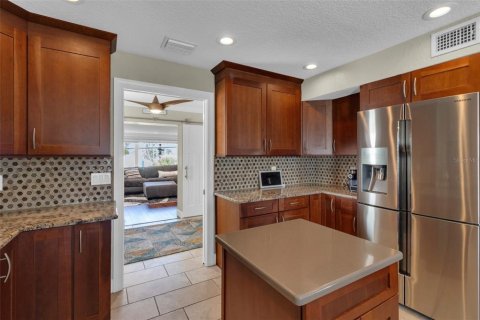 House in Treasure Island, Florida 3 bedrooms, 217.39 sq.m. № 1614995 - photo 25