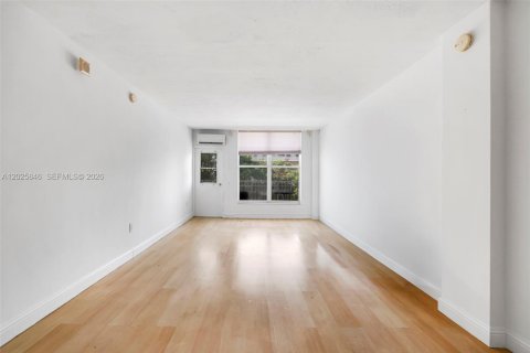 Condominio en venta en Miami Beach, Florida, 1 dormitorio, 67.82 m2 № 2186087 - foto 2