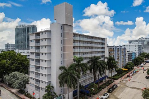 Condominio en Miami Beach, Florida, 1 dormitorio  № 2186087