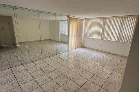 Copropriété à louer à Miami, Floride: 3 chambres, 157.93 m2 № 1887916 - photo 4