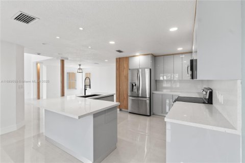 House in Miami, Florida 4 bedrooms, 217.58 sq.m. № 1941527 - photo 13