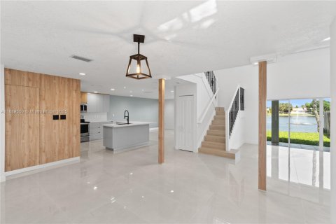 House in Miami, Florida 4 bedrooms, 217.58 sq.m. № 1941527 - photo 6