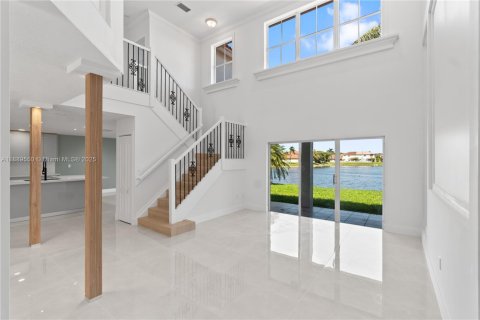 House in Miami, Florida 4 bedrooms, 217.58 sq.m. № 1941527 - photo 3