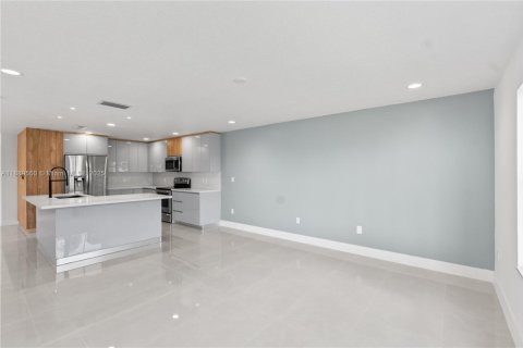 House in Miami, Florida 4 bedrooms, 217.58 sq.m. № 1941527 - photo 11