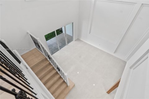 House in Miami, Florida 4 bedrooms, 217.58 sq.m. № 1941527 - photo 22