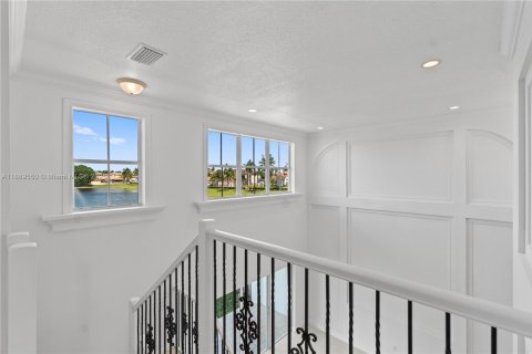 House in Miami, Florida 4 bedrooms, 217.58 sq.m. № 1941527 - photo 23