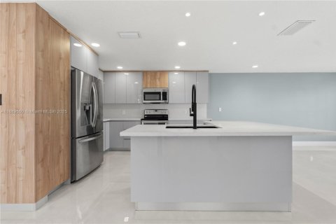 House in Miami, Florida 4 bedrooms, 217.58 sq.m. № 1941527 - photo 15