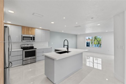 House in Miami, Florida 4 bedrooms, 217.58 sq.m. № 1941527 - photo 8