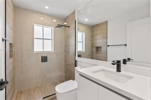 House in Miami, Florida 4 bedrooms, 217.58 sq.m. № 1941527 - photo 18