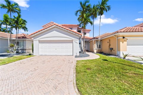 House in Miami, Florida 4 bedrooms, 217.58 sq.m. № 1941527 - photo 1