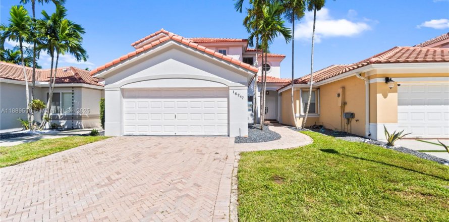 House in Miami, Florida 4 bedrooms, 217.58 sq.m. № 1941527