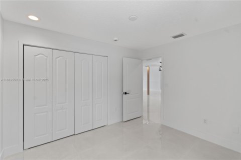 House in Miami, Florida 4 bedrooms, 217.58 sq.m. № 1941527 - photo 17
