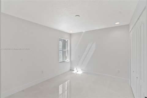 House in Miami, Florida 4 bedrooms, 217.58 sq.m. № 1941527 - photo 16