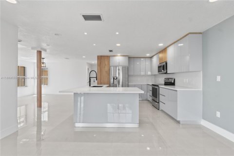House in Miami, Florida 4 bedrooms, 217.58 sq.m. № 1941527 - photo 12