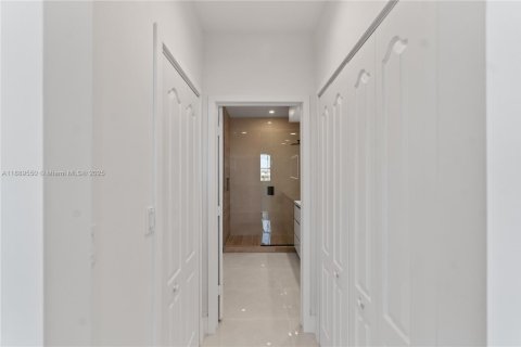House in Miami, Florida 4 bedrooms, 217.58 sq.m. № 1941527 - photo 27