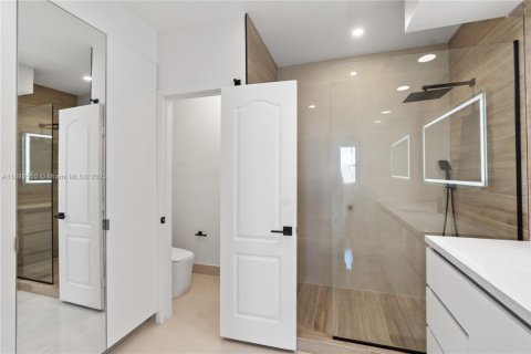 House in Miami, Florida 4 bedrooms, 217.58 sq.m. № 1941527 - photo 30