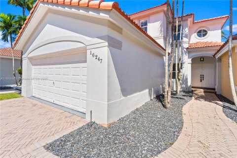 House in Miami, Florida 4 bedrooms, 217.58 sq.m. № 1941527 - photo 2