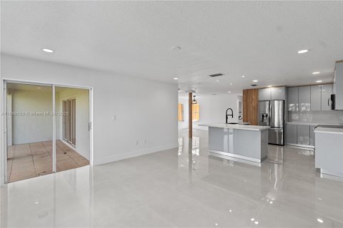 House in Miami, Florida 4 bedrooms, 217.58 sq.m. № 1941527 - photo 10