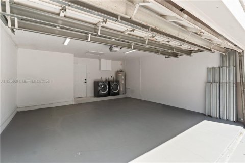 House in Miami, Florida 4 bedrooms, 217.58 sq.m. № 1941527 - photo 19