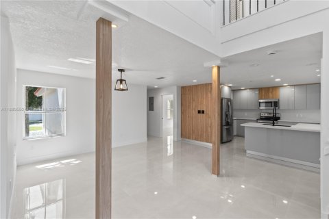 House in Miami, Florida 4 bedrooms, 217.58 sq.m. № 1941527 - photo 5