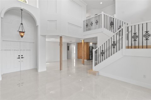 House in Miami, Florida 4 bedrooms, 217.58 sq.m. № 1941527 - photo 4