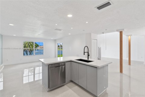 House in Miami, Florida 4 bedrooms, 217.58 sq.m. № 1941527 - photo 14