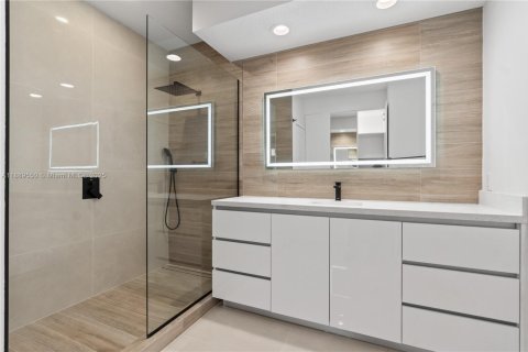 House in Miami, Florida 4 bedrooms, 217.58 sq.m. № 1941527 - photo 29