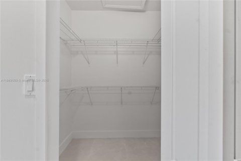 House in Miami, Florida 4 bedrooms, 217.58 sq.m. № 1941527 - photo 28