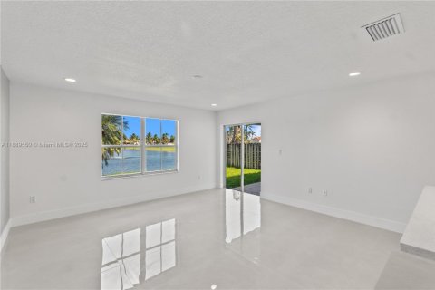 House in Miami, Florida 4 bedrooms, 217.58 sq.m. № 1941527 - photo 9
