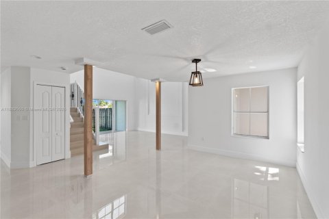 House in Miami, Florida 4 bedrooms, 217.58 sq.m. № 1941527 - photo 7