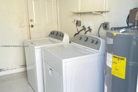 Casa en alquiler en Palmetto Bay, Florida, 3 dormitorios, 128.21 m2 № 1942081 - foto 15