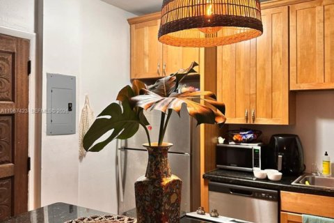 Casa en alquiler en Coral Gables, Florida, 1 dormitorio, 55.74 m2 № 2028500 - foto 2