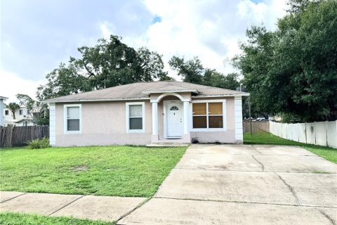 House in Tampa, Florida 3 bedrooms, 111.48 sq.m. № 2360442