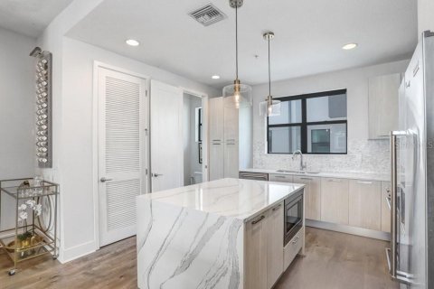 Townhouse in Tampa, Florida 2 bedrooms, 139.82 sq.m. № 1906194 - photo 8