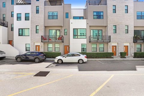 Townhouse in Tampa, Florida 2 bedrooms, 139.82 sq.m. № 1906194 - photo 1
