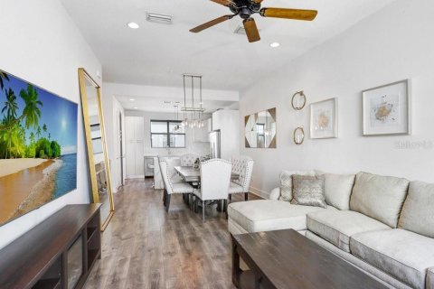 Townhouse in Tampa, Florida 2 bedrooms, 139.82 sq.m. № 1906194 - photo 12