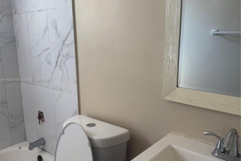 House in Miami, Florida 4 bedrooms, 107.02 sq.m. № 2021983 - photo 12