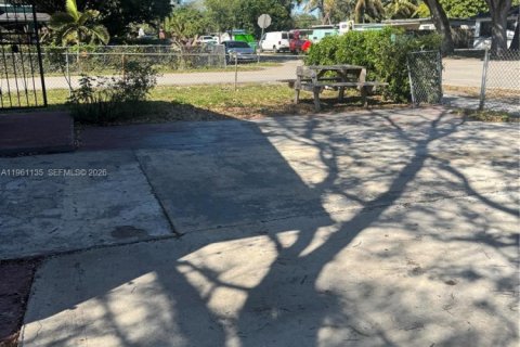 House in Miami, Florida 4 bedrooms, 107.02 sq.m. № 2021983 - photo 5